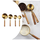Kit 4 Colheres Medidoras de Metal Dourado com Cabo de Madeira Medidas Precisas e Design Sofisticado